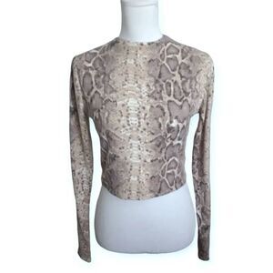 BEAR DANCE GRAY SNAKE PRINT CROP LONG SLEEVE TOP SZ.L EUC